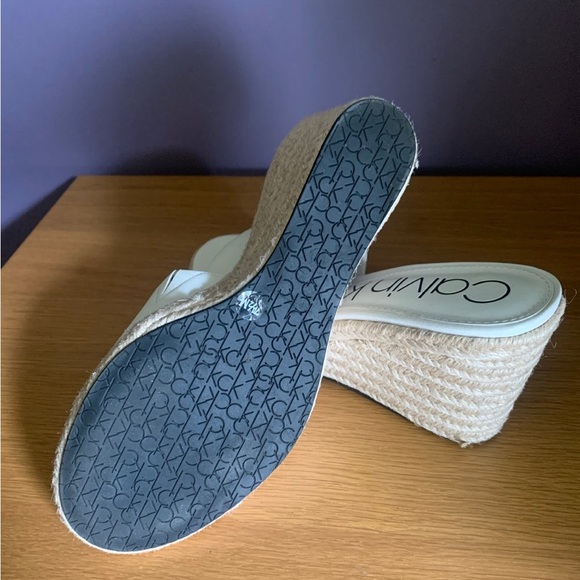 NEW size 7 1/2 Calvin Klein White wedges. - Picture 3 of 6